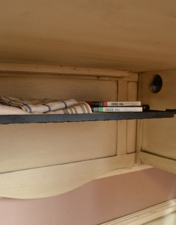 アンティーク風の家具　アンティーク風　フレンチスタイルで華やかなアンティーク風デスク（引き出し4杯付き）。脚入れの部分に棚がついていて、ブランケットなど置くのに便利です。(y-167-f)