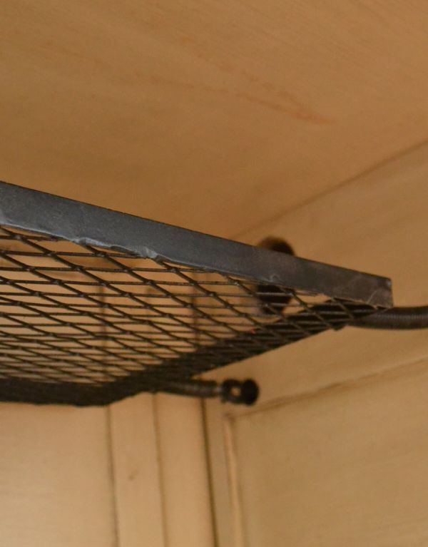 アンティーク風の家具　アンティーク風　フレンチスタイルで華やかなアンティーク風デスク（引き出し4杯付き）。網棚になっています。(y-167-f)