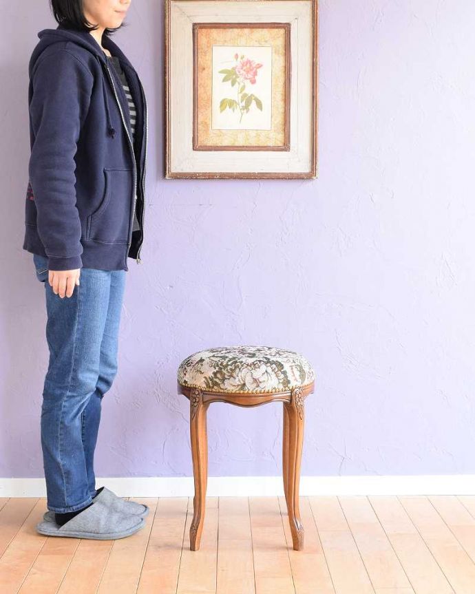 アンティーク風の椅子　アンティーク風　ゴブラン織りの座面が優雅な丸い座面のアンティーク風スツール。アンティーク家具屋が選ぶアンティーク風スツール･･･まるで本物のアンティークのような凝ったデザインが魅力的なアンティーク風のスツール。(y-170-c)