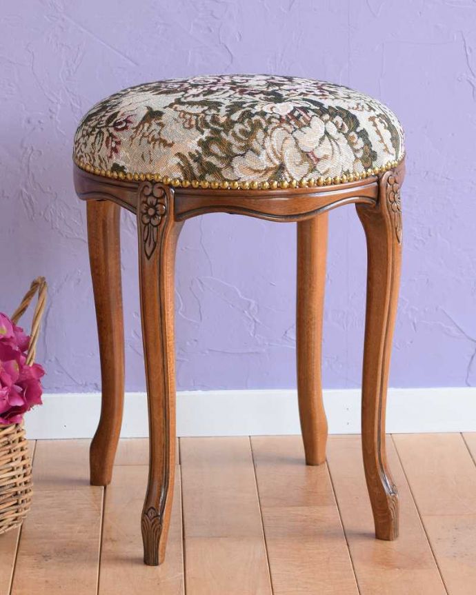アンティーク風の椅子　アンティーク風　ゴブラン織りの座面が優雅な丸い座面のアンティーク風スツール。優雅な立ち姿にうっとり･･･まるで本物のアンティークのように美しい足先。(y-170-c)