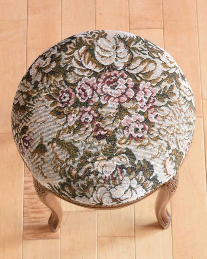 アンティーク風の椅子　アンティーク風　ゴブラン織りの座面が優雅な丸い座面のアンティーク風スツール。上から見ると･･･クッション付きの座面。(y-170-c)