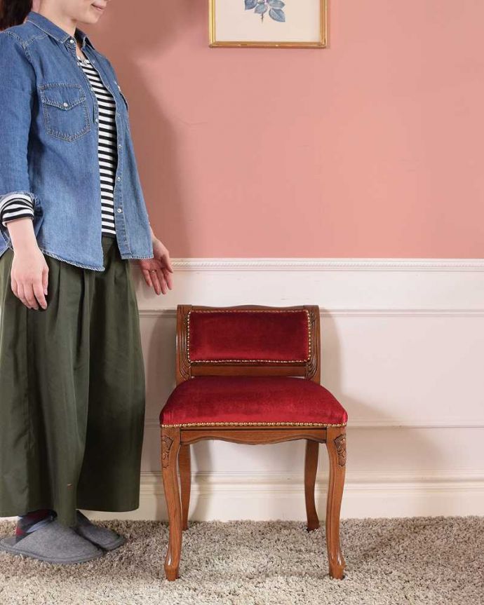 アンティーク風の椅子　アンティーク風　赤いベルベッドが高貴なアンティーク風スモールチェア。アンティーク家具屋が選ぶアンティーク風チェアまるで本物のアンティークのような凝ったデザインが魅力的なアンティーク風のチェア。(y-172-c)