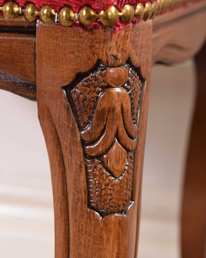 アンティーク風の椅子　アンティーク風　赤いベルベッドが高貴なアンティーク風スモールチェア。細かい部分にもこだわり･･･アンティークの家具に負けないくらい丁寧な彫りが施されています。(y-172-c)