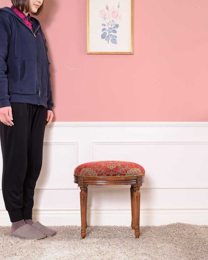 アンティーク風のスツール