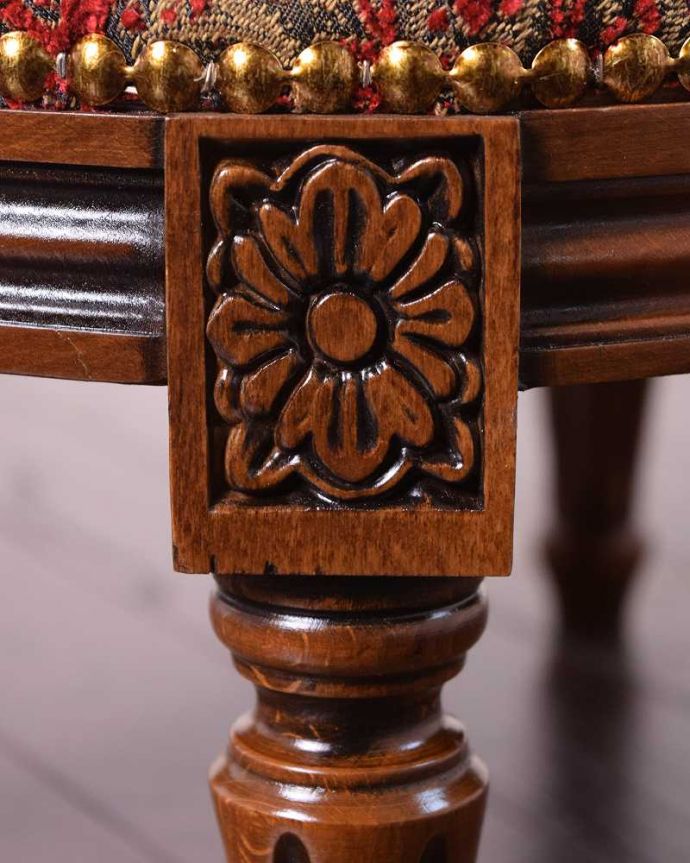 アンティーク調椅子の装飾