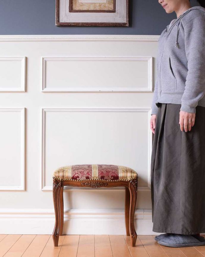 カブリオールレッグ　アンティーク風　お花の彫りが可愛いアンティーク 風スツール。アンティーク家具屋が選ぶアンティーク風スツール･･･まるで本物のアンティークのような凝ったデザインが魅力的なアンティーク風のスツール。(y-177-c)