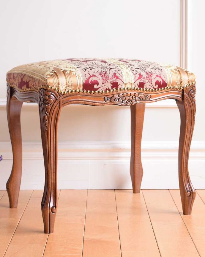 カブリオールレッグ　アンティーク風　お花の彫りが可愛いアンティーク 風スツール。優雅な立ち姿にうっとり･･･まるで本物のアンティークのように美しい足先。(y-177-c)