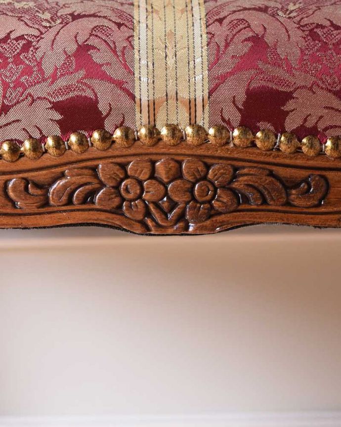 カブリオールレッグ　アンティーク風　お花の彫りが可愛いアンティーク 風スツール。細かい部分にもこだわり･･･アンティークの家具に負けないくらい丁寧な彫りが施されています。(y-177-c)