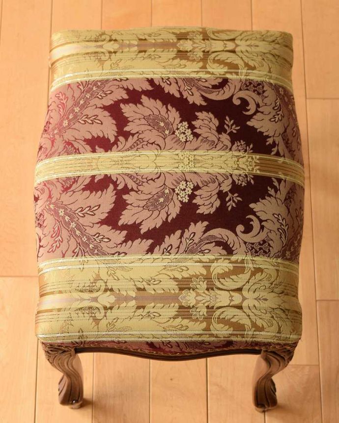 カブリオールレッグ　アンティーク風　お花の彫りが可愛いアンティーク 風スツール。上から見ると･･･クッション付きの座面。(y-177-c)