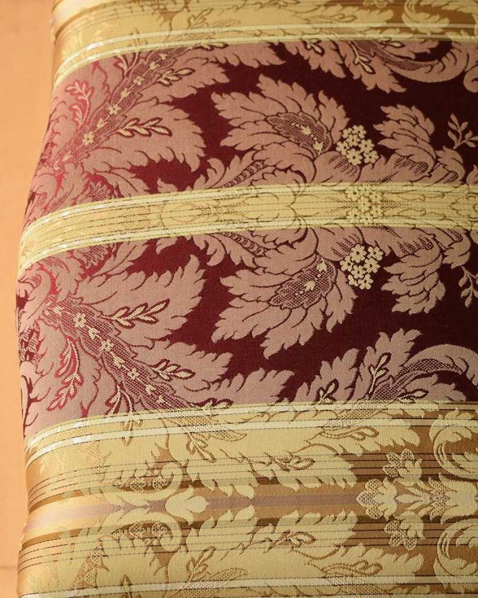 カブリオールレッグ　アンティーク風　お花の彫りが可愛いアンティーク 風スツール。優雅なデザインの貼り座ゴージャスな貼り座のデザインもアンティークらしくて素敵です。(y-177-c)