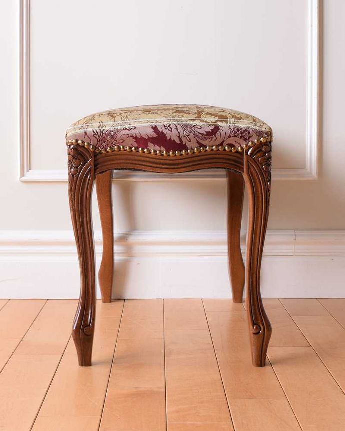 カブリオールレッグ　アンティーク風　お花の彫りが可愛いアンティーク 風スツール。クルッと回転360度、どこから見ても美しいデザインのスツールです。(y-177-c)