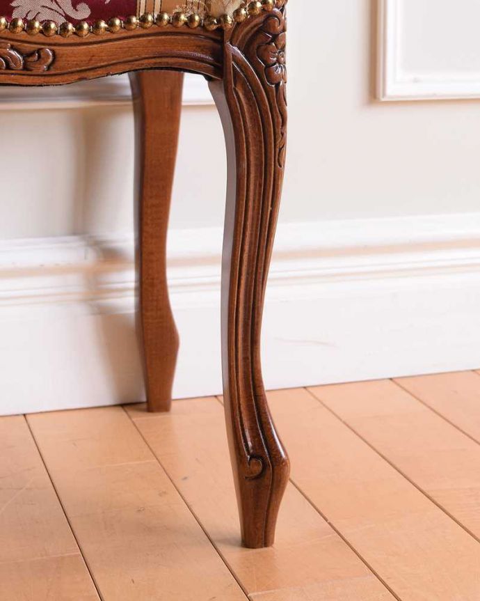 カブリオールレッグ　アンティーク風　お花の彫りが可愛いアンティーク 風スツール。移動もラクラクの理由は…Handleでは脚の裏にフェルトキーパーをお付けしています。(y-177-c)