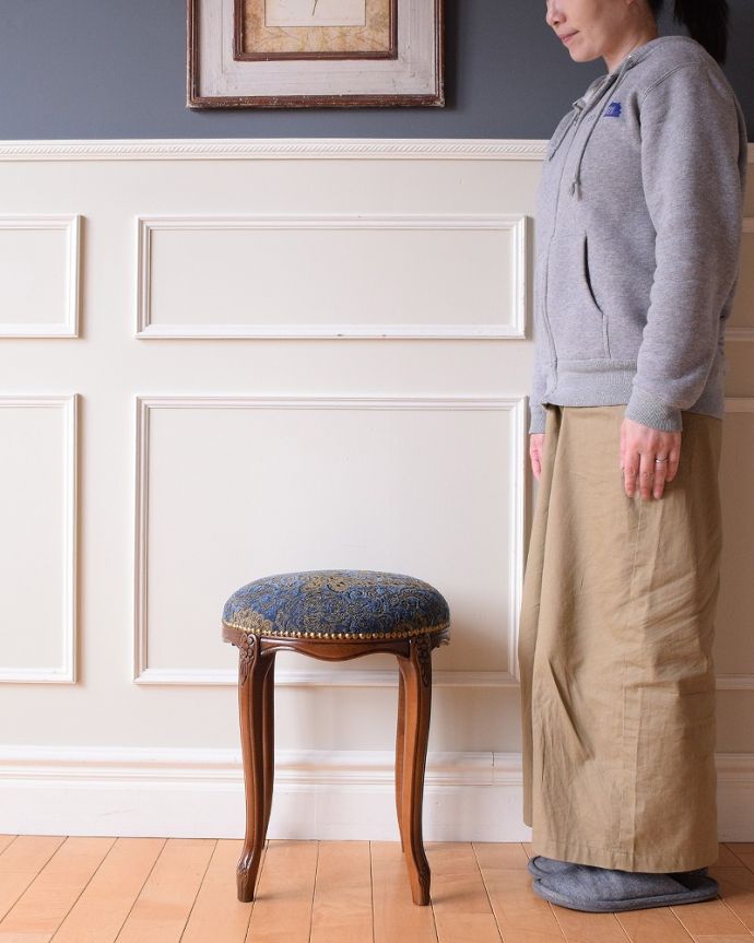 アンティーク風のスツール