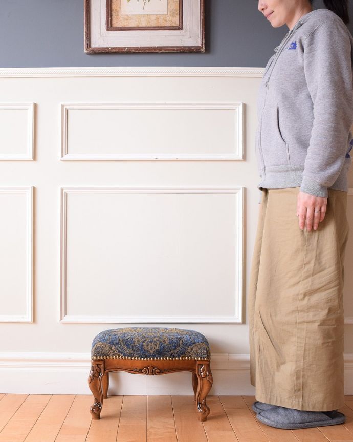 アンティーク風のスツール