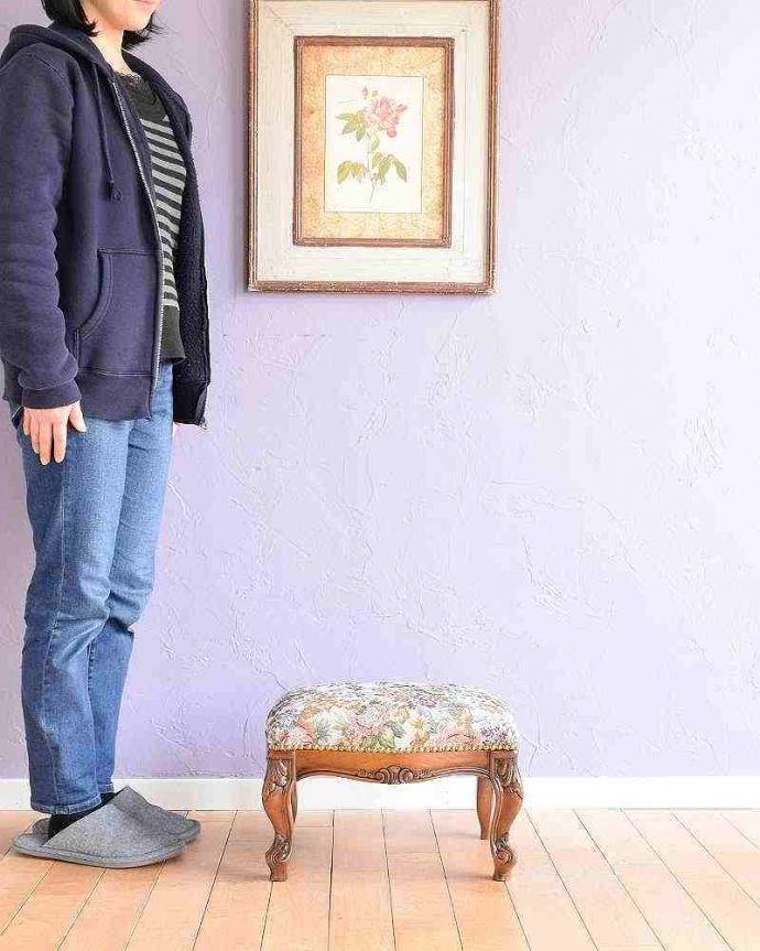 アンティーク風のスツール