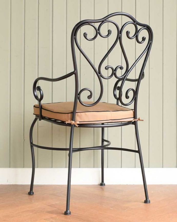 お庭で使えるアイアンのアンティーク風ガーデンチェア(アームチェア