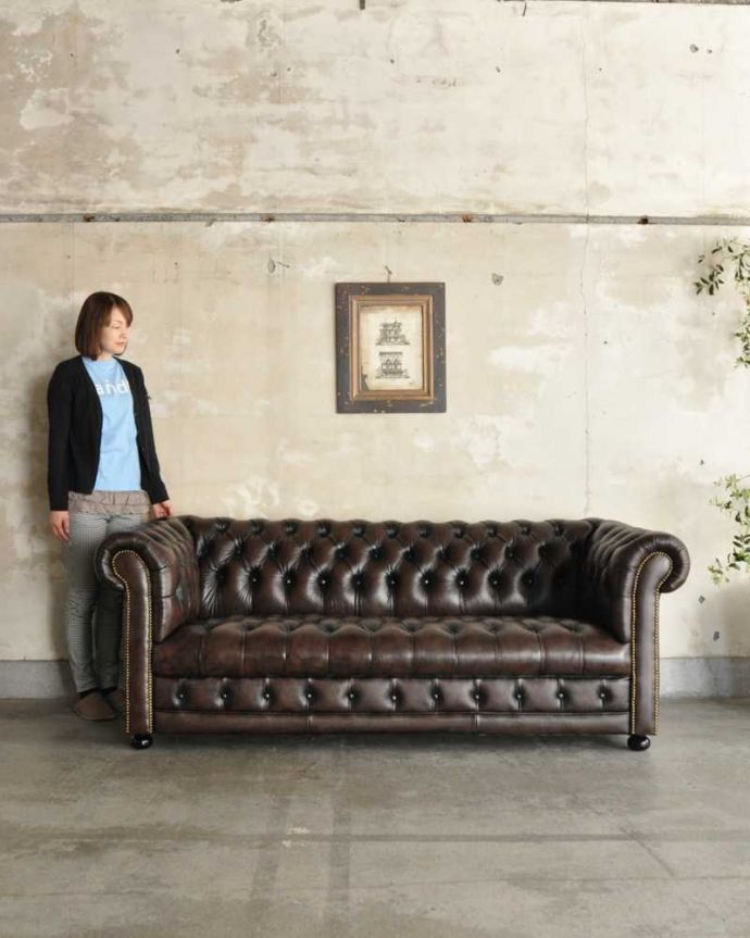 アンティーク風の椅子 アンティーク風 アンティーク家具屋が選んだ、アンティーク風の3Pソファ。重厚感のあるカッコいいソファ英国らしいカッコイイ雰囲気のソファは、男女問わずカッコよく使えます。(y-185-c)