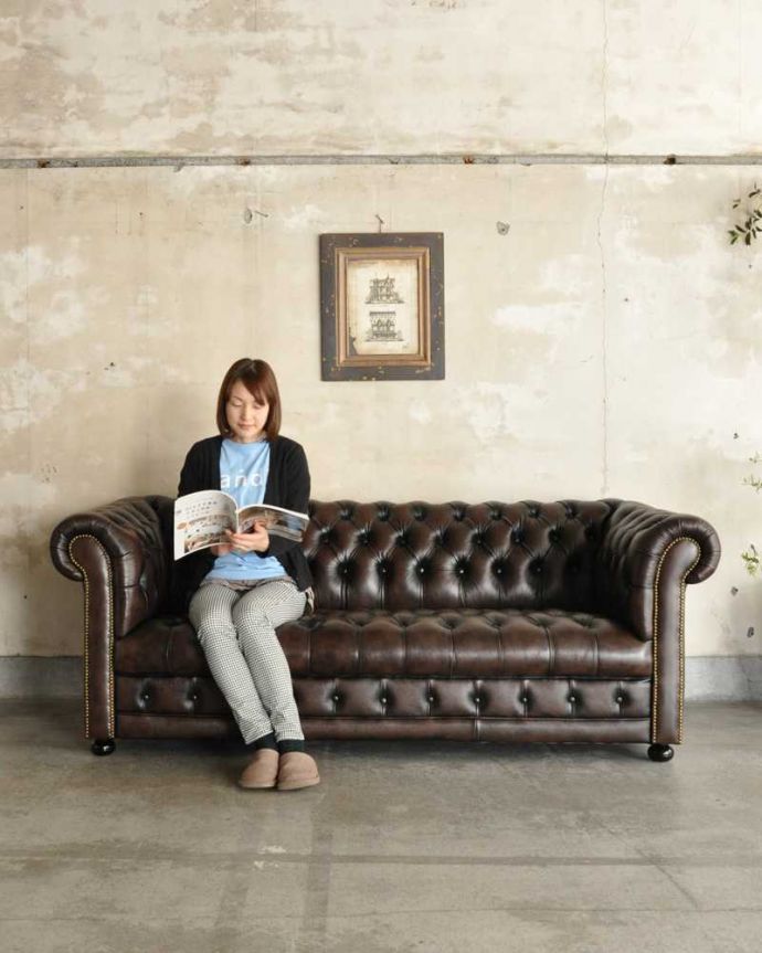 アンティーク風の椅子 アンティーク風 アンティーク家具屋が選んだ、アンティーク風の3Pソファ。リラックス出来る大きさです読書をしたり、映画鑑賞をしたり・・・いろんなくつろぎのシーンに活躍してくれます。(y-185-c)