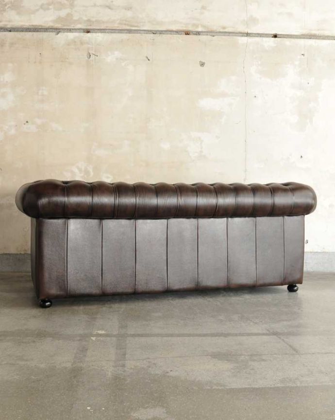 アンティーク風の椅子 アンティーク風 アンティーク家具屋が選んだ、アンティーク風の3Pソファ。後ろ姿までカッコイイドッシリとカッコいい後ろ姿に惚れ惚れしてしまいます。(y-185-c)