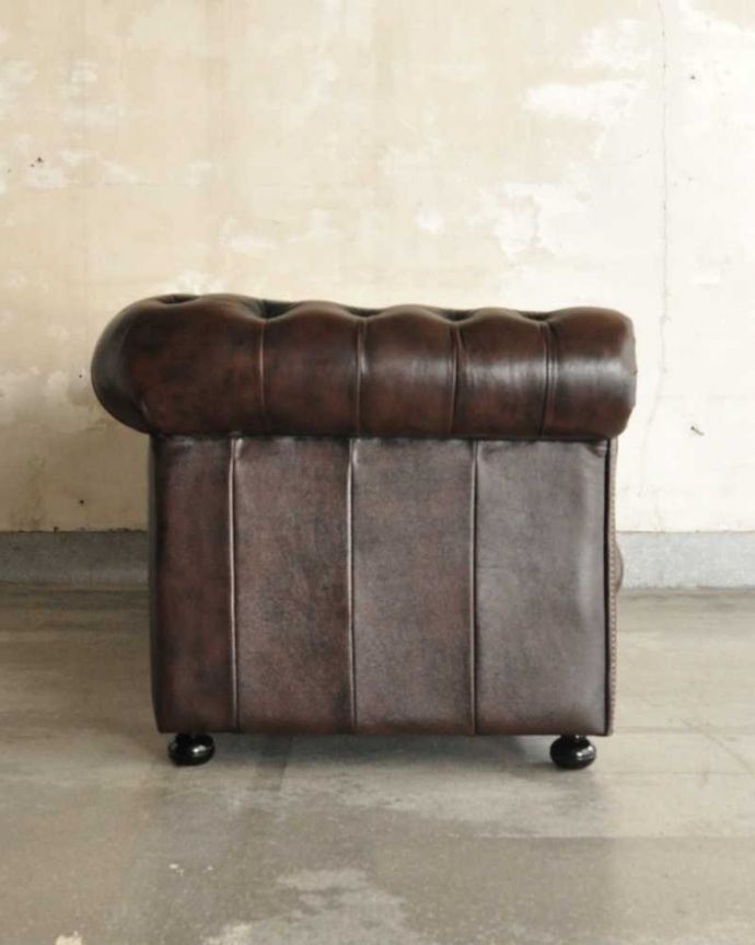 アンティーク風の椅子 アンティーク風 アンティーク家具屋が選んだ、アンティーク風の3Pソファ。サイドから見ても絵になっちゃう英国らしいカッコイイフォルムは、グルッと360度、どこから見ても間違いなし!。(y-185-c)