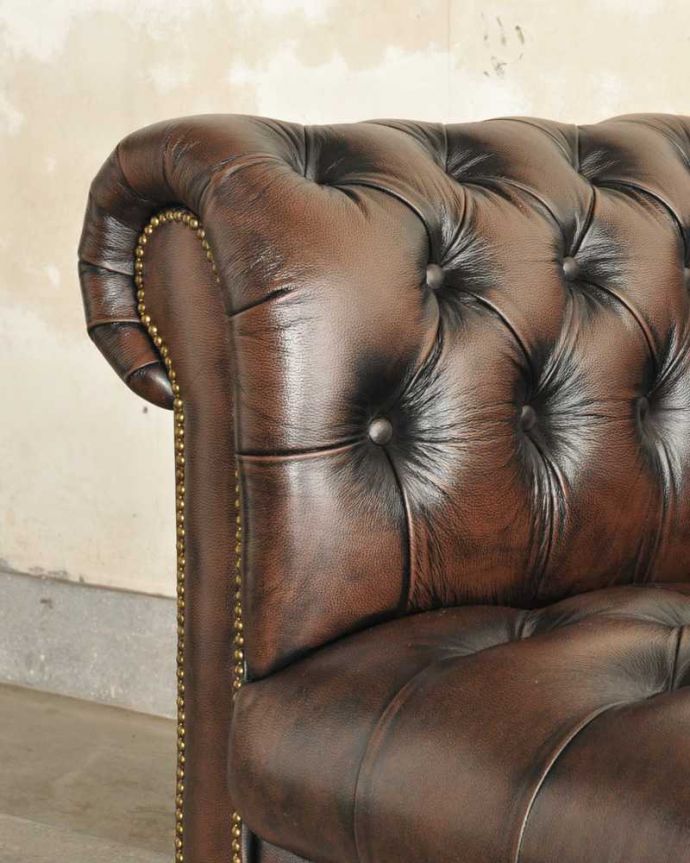 アンティーク風の椅子 アンティーク風 アンティーク家具屋が選んだ、アンティーク風の3Pソファ。アームの部分もカッコイイ肘を掛けておけるアームチェアは座ったときにやっぱりラク。(y-185-c)