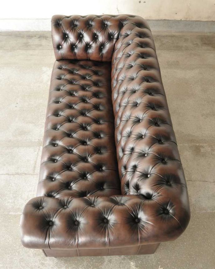 アンティーク風の椅子 アンティーク風 アンティーク家具屋が選んだ、アンティーク風の3Pソファ。革貼りの座面ゆったりと時間が過ごせる広々とした座面です。(y-185-c)