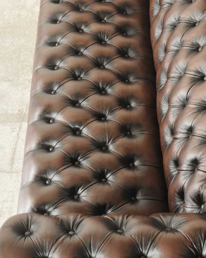 アンティーク風の椅子 アンティーク風 アンティーク家具屋が選んだ、アンティーク風の3Pソファ。近くで見ると・・・色、質感ともにいい感じです。(y-185-c)