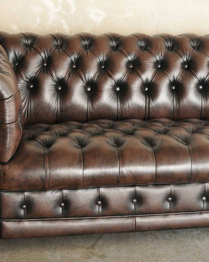 アンティーク風の椅子 アンティーク風 アンティーク家具屋が選んだ、アンティーク風の3Pソファ。ゆったりと包み込んでくれますしっかりと支えてくれる背もたれ。(y-185-c)