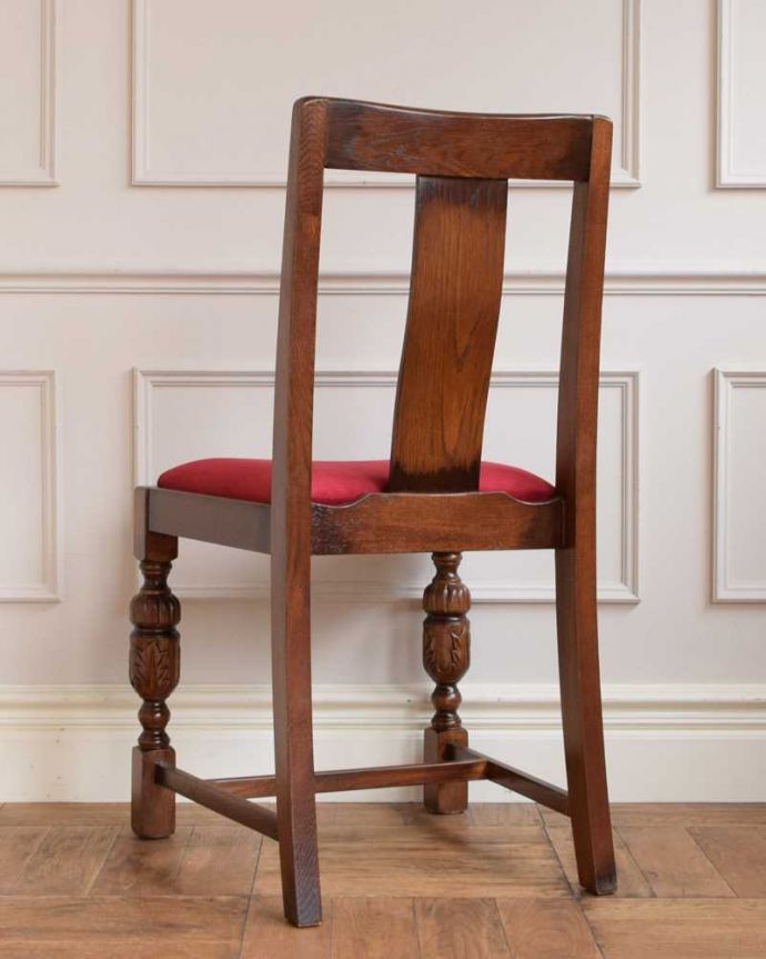 アンティーク風チェアの後ろ姿