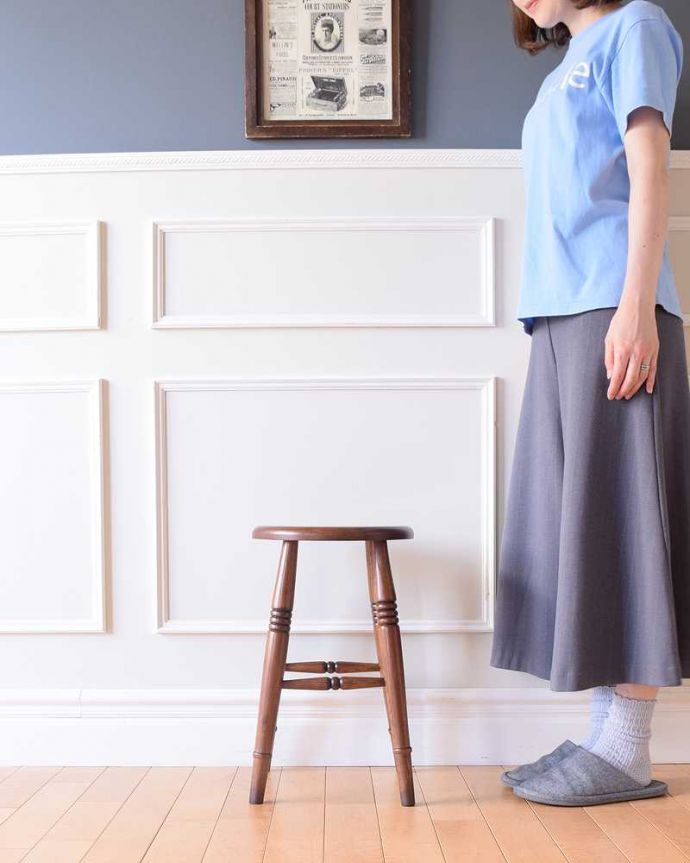 アンティーク風の椅子 アンティーク風 ぽこぽこっとした脚と丸い座面が可愛いアンティーク風スツール。アンティーク家具屋が選ぶアンティーク風スツール・・・まるで本物のアンティークのような凝ったデザインが魅力的なアンティーク風のスツール。(y-189-c)