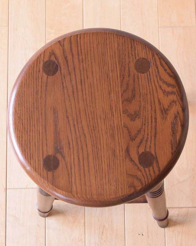 アンティーク風の椅子 アンティーク風 ぽこぽこっとした脚と丸い座面が可愛いアンティーク風スツール。丸みのある座面座ったり、荷物を置いたり、お花を飾ったり・・・いろいろ便利に使えます。(y-189-c)