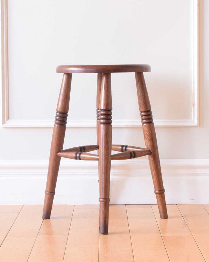 アンティーク風の椅子 アンティーク風 ぽこぽこっとした脚と丸い座面が可愛いアンティーク風スツール。クルッと回転360度、どこから見ても美しいデザインのスツールです。(y-189-c)