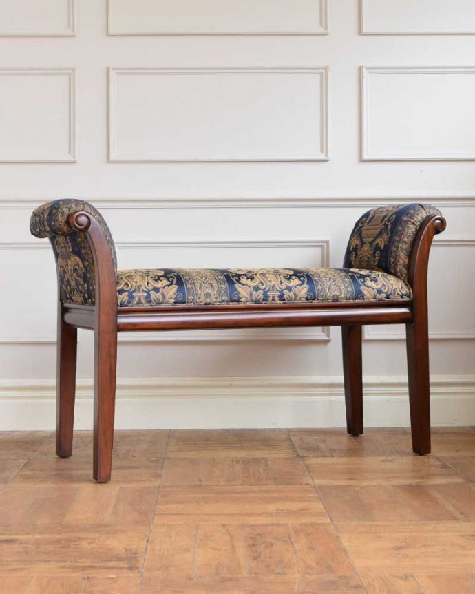 アンティーク風スツールの後ろ姿