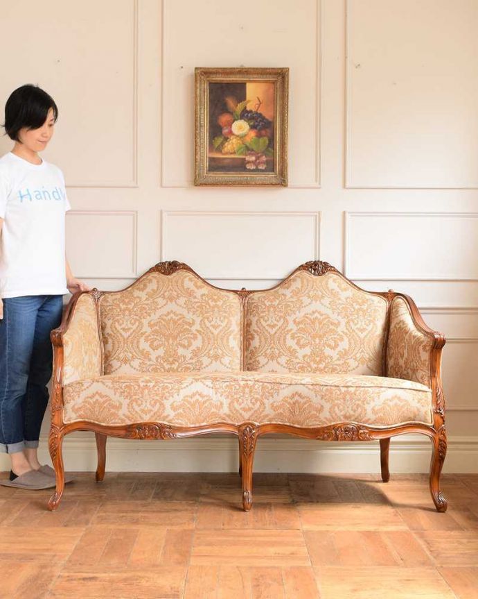 アカンサス　アンティーク風　美しいエレガントな姿、アンティーク風ソファ（2人掛け）。優雅さたっぷりのアンティーク風ソファまるで本物のアンティークのような凝ったデザインが魅力的なアンティーク風のソファ。(y-191-c)