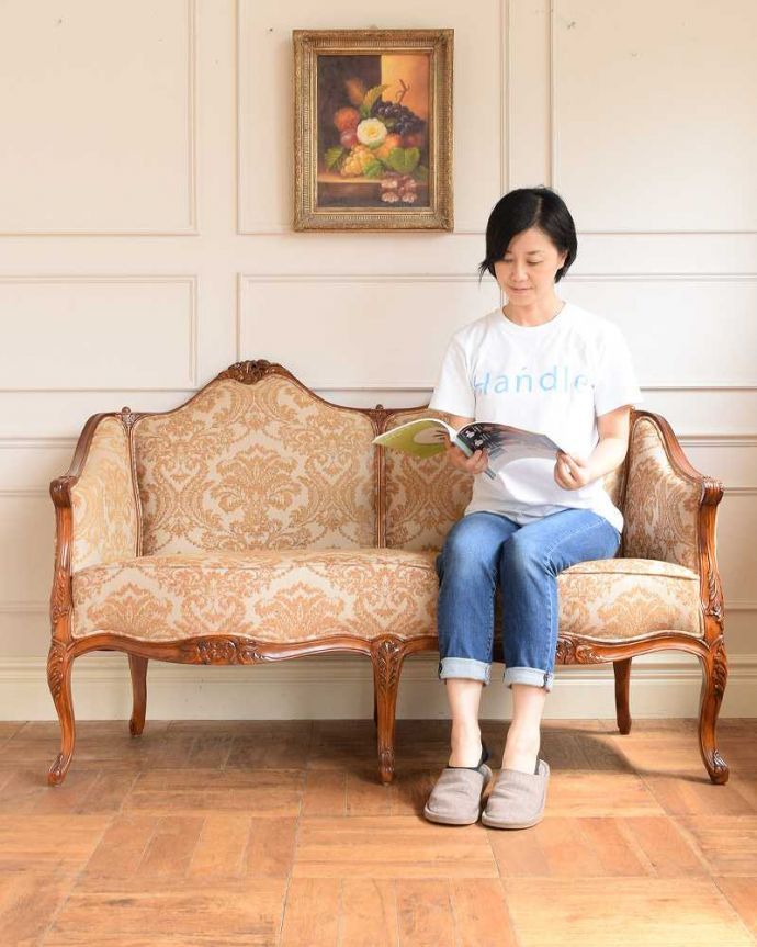 アカンサス　アンティーク風　美しいエレガントな姿、アンティーク風ソファ（2人掛け）。リラックス出来る大きさです読書をしたり、映画鑑賞をしたり・・・いろんなくつろぎのシーンに活躍してくれます。(y-191-c)