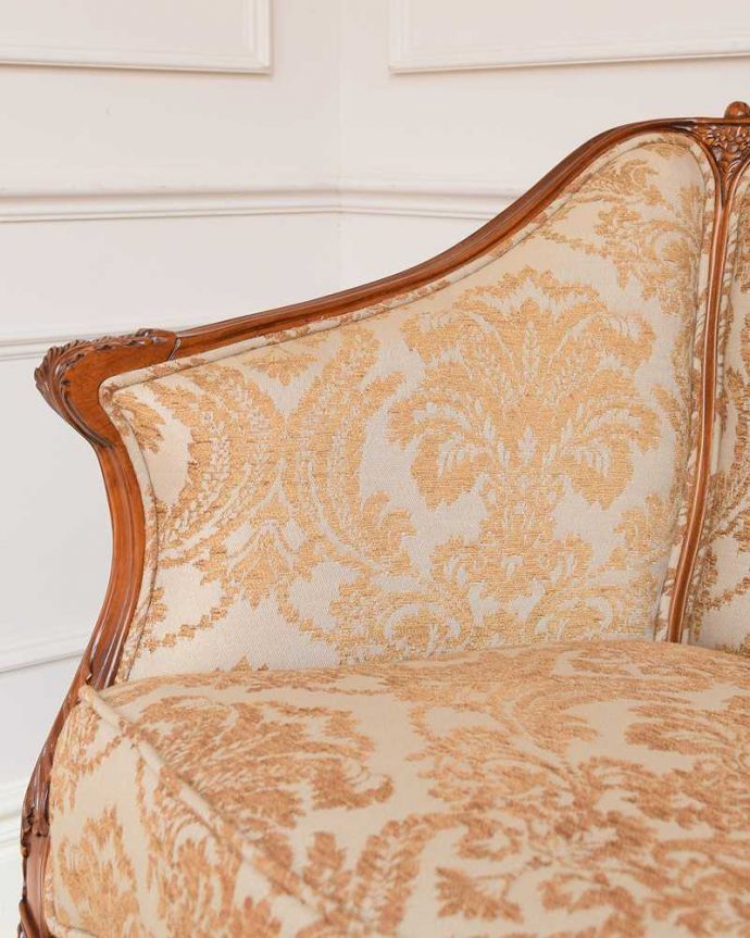 アカンサス　アンティーク風　美しいエレガントな姿、アンティーク風ソファ（2人掛け）。デザインされたアーム部分肘を掛けれるようにデザインされたアームの形まで優雅なんです。(y-191-c)