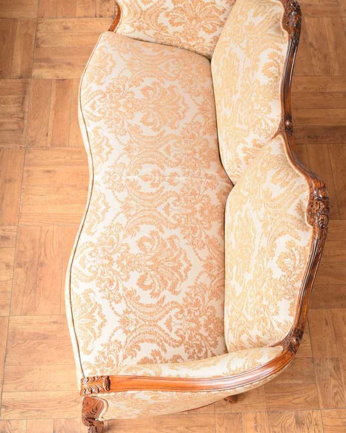 アカンサス　アンティーク風　美しいエレガントな姿、アンティーク風ソファ（2人掛け）。座面を上から見るとこんな感じ座面は布貼りなので、長時間座っても疲れません。(y-191-c)