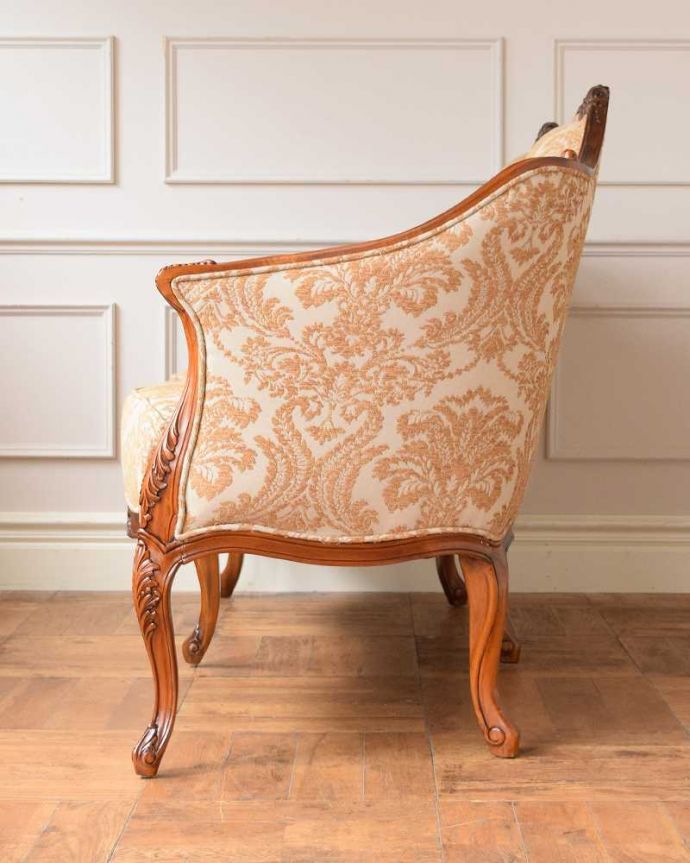 アカンサス　アンティーク風　美しいエレガントな姿、アンティーク風ソファ（2人掛け）。気品の感じられる横顔横から見ても優雅さは同じ。(y-191-c)