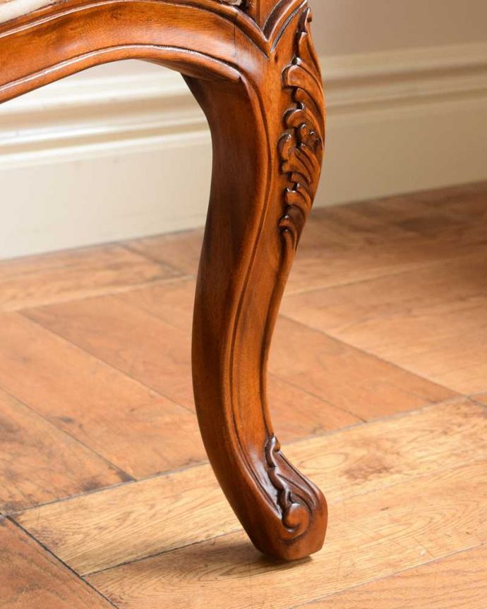 アカンサス　アンティーク風　美しいエレガントな姿、アンティーク風ソファ（2人掛け）。持ち上げなくても移動できます！Handleでは脚の裏にフェルトキーパーをお付けしています。(y-191-c)