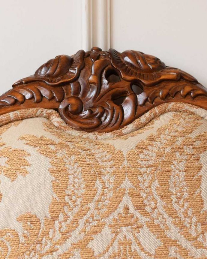 アカンサス　アンティーク風　美しいエレガントな姿、アンティーク風ソファ（2人掛け）。細かい部分にもこだわり･･･アンティークの家具に負けないくらい丁寧な彫りが施されています。(y-191-c)