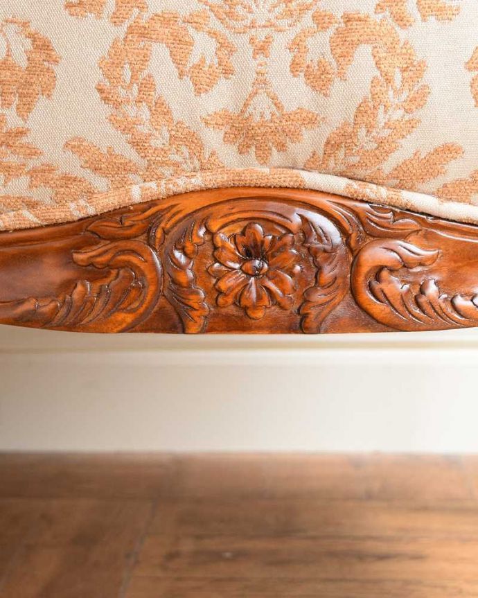 アカンサス　アンティーク風　美しいエレガントな姿、アンティーク風ソファ（2人掛け）。惚れ惚れしちゃう美しさあちらこちらに優雅な彫りの装飾。(y-191-c)