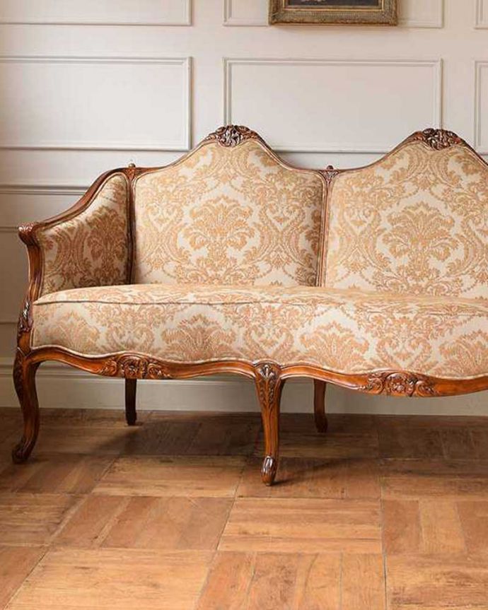 アカンサス　アンティーク風　美しいエレガントな姿、アンティーク風ソファ（2人掛け）。大きな背もたれにゆったり･･･曲線が優雅な背もたれがふんわりと包み込んでくれます。(y-191-c)