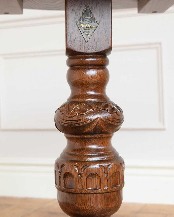 オールドチャーム　アンティーク風　英国スタイルに似合うアンティーク風家具、オールドチャームのワインテーブル（サイドテーブル）。うっとりする美しさアンティークの家具に負けないくらい丁寧な彫りが施されています。(y-192-f)