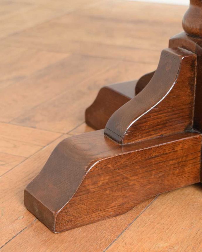 オールドチャーム　アンティーク風　英国スタイルに似合うアンティーク風家具、オールドチャームのワインテーブル（サイドテーブル）。持ち上げなくても移動できます！Handleの家具は、脚の裏にフェルトキーパーをお付けしていますので、床を滑らせて簡単に移動が出来ます。(y-192-f)