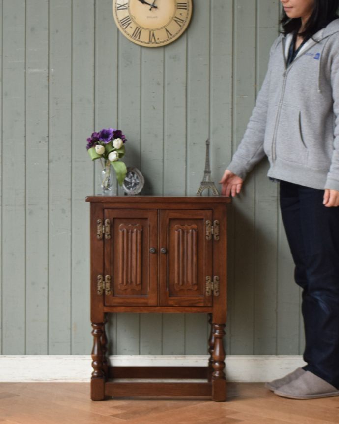 オールドチャーム アンティーク風 英国スタイルのアンティーク風家具、オールドチャームのペディスタルカップボード(スモールキャビネット)。女性らしい優しいシルエットどんな場所にも置けるコンパクトなサイズ。(y-193-f)