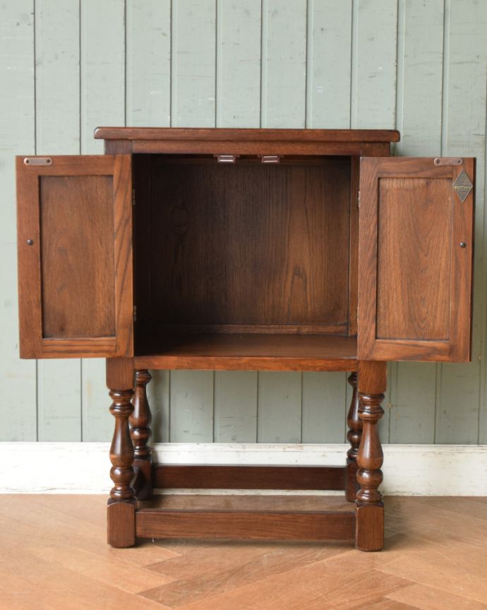 オールドチャーム アンティーク風 英国スタイルのアンティーク風家具、オールドチャームのペディスタルカップボード(スモールキャビネット)。扉を開けて中を見てみると…扉の中もボディと同じ木目なので高級感があります。(y-193-f)