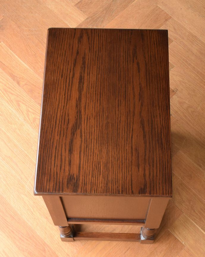 オールドチャーム アンティーク風 英国スタイルのアンティーク風家具、オールドチャームのペディスタルカップボード(スモールキャビネット)。何を飾ろうかな…上から見ると、天板はこんな感じです。(y-193-f)