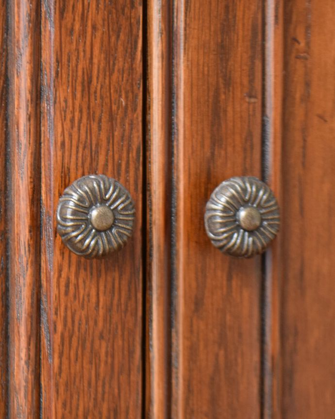 オールドチャーム アンティーク風 英国スタイルのアンティーク風家具、オールドチャームのペディスタルカップボード(スモールキャビネット)。アクセサリーの様な取っ手。(y-193-f)