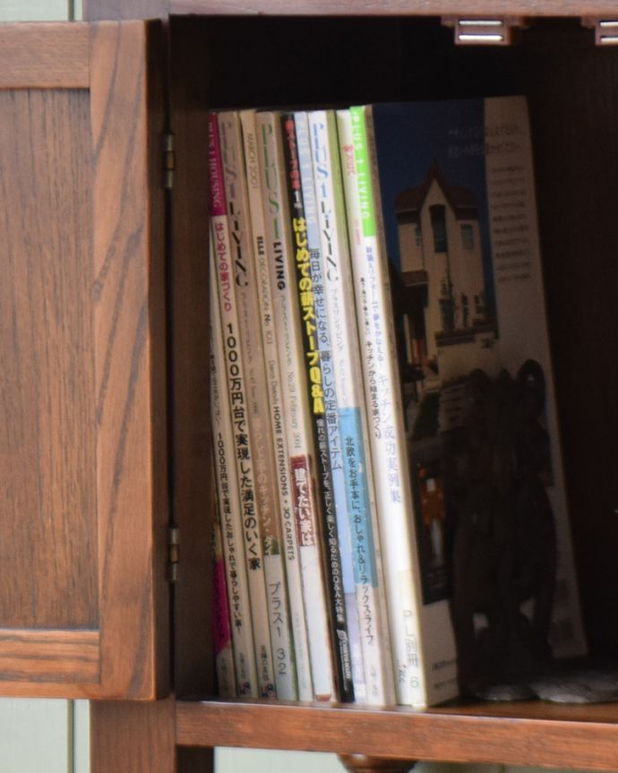 オールドチャーム アンティーク風 英国スタイルのアンティーク風家具、オールドチャームのペディスタルカップボード(スモールキャビネット)。しっかり収納できますA4サイズの雑誌までしっかり収納出来ちゃう優れもの。(y-193-f)