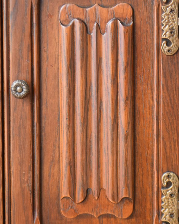 オールドチャーム アンティーク風 英国スタイルのアンティーク風家具、オールドチャームのペディスタルカップボード(スモールキャビネット)。いろんな場所にこだわり英国スタイルを強調するエレガントな彫りのデザイン。(y-193-f)